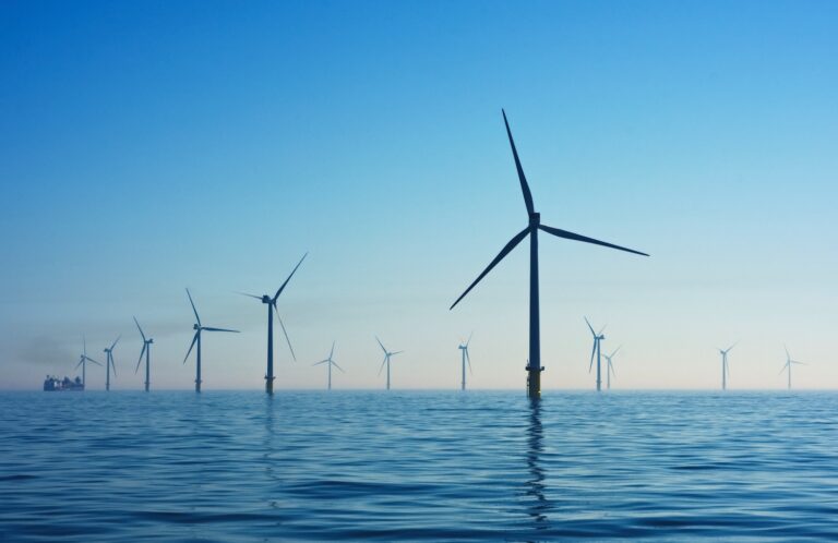 Turbinas eólicas no mar, representando sustentabilidade e práticas ESG.