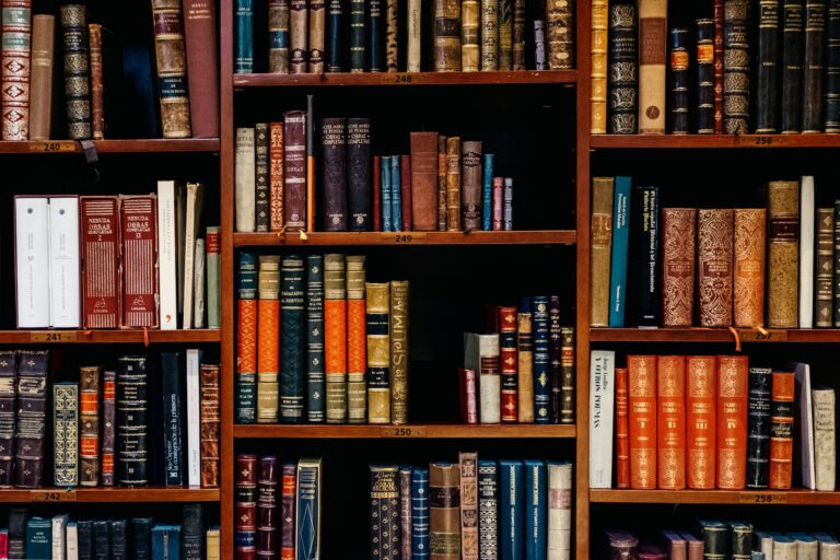 Estantes de biblioteca repletas de livros jurídicos.