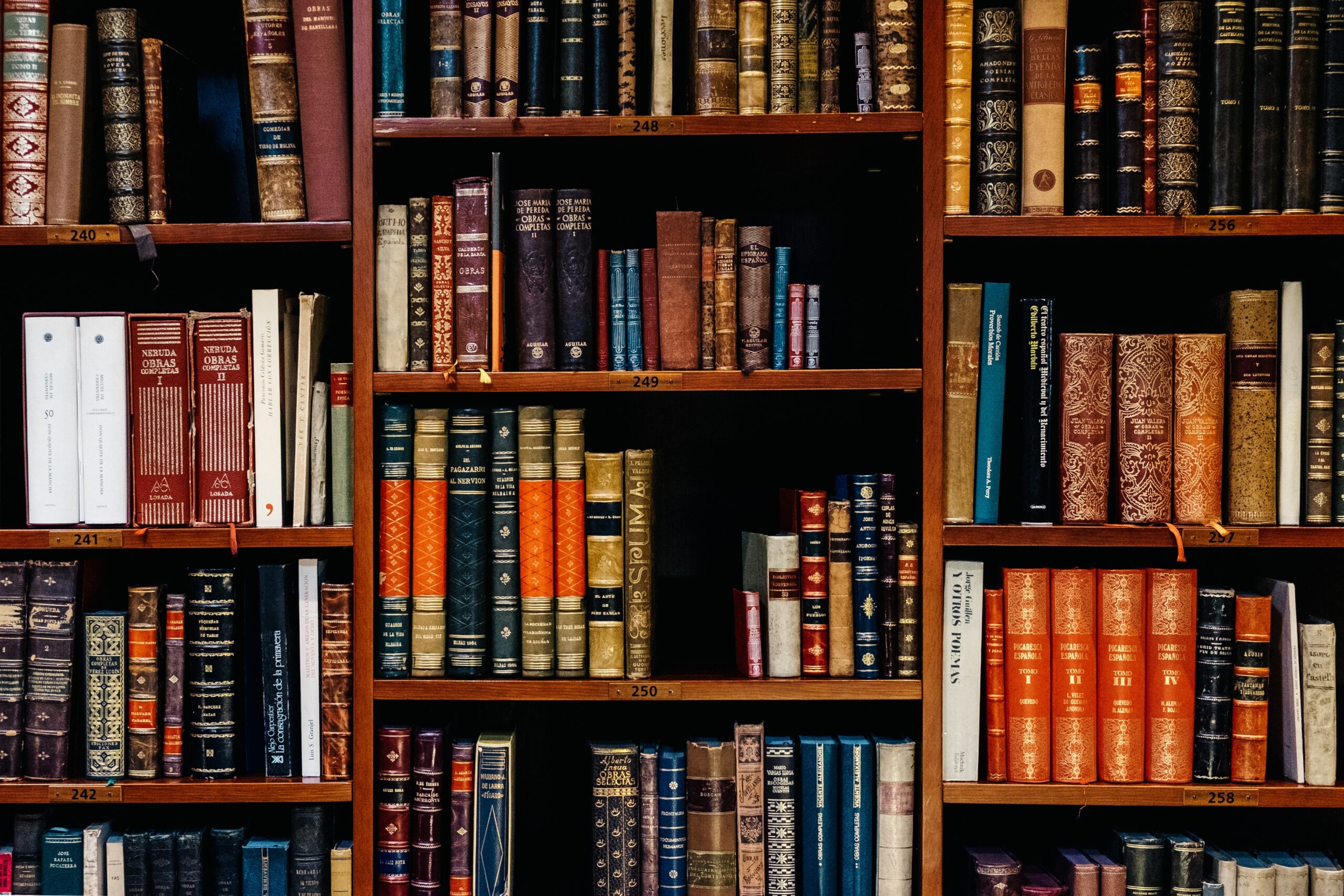 Estantes de biblioteca repletas de livros jurídicos.